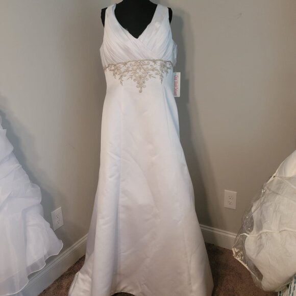 Size 18 Long A Line Wedding Dress V Neck Train Bridal Gown - Picture 3 of 16